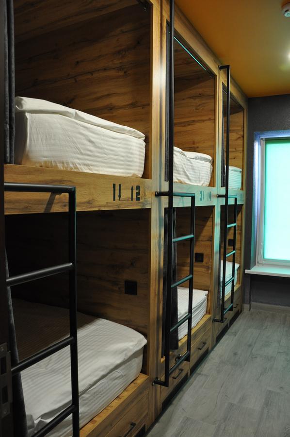 Full House Capsule Hostel Ривне Екстериор снимка A bunk bed