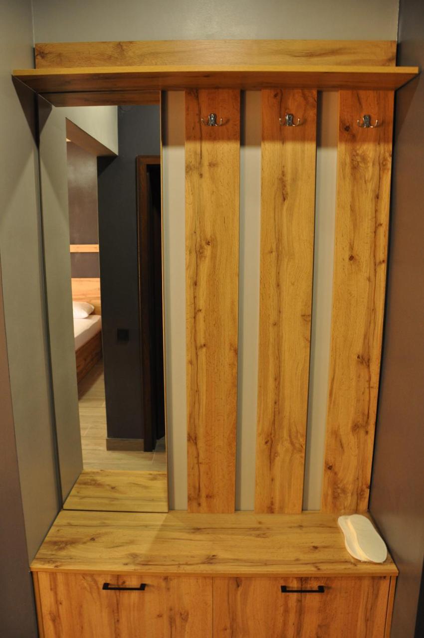 Full House Capsule Hostel Ривне Екстериор снимка A room divider