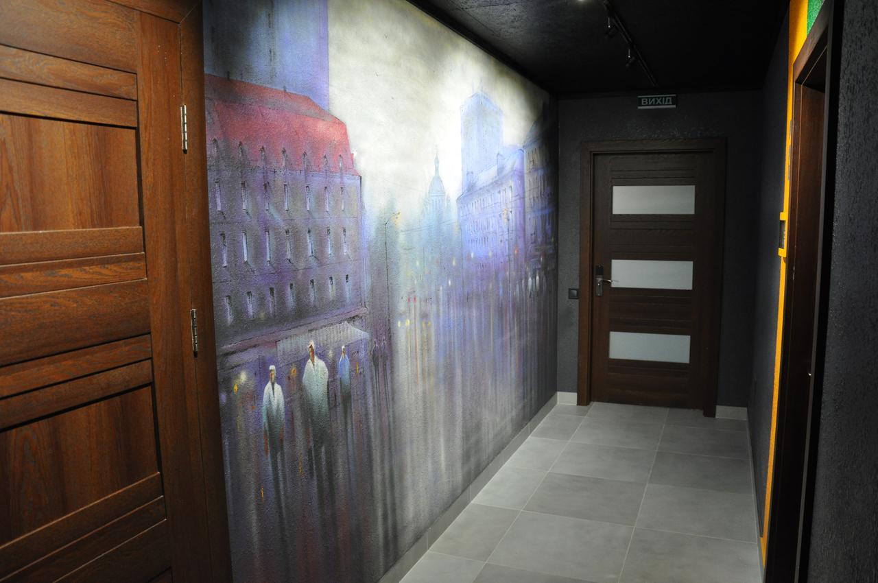 Full House Capsule Hostel Ривне Екстериор снимка A wall mural in a hotel