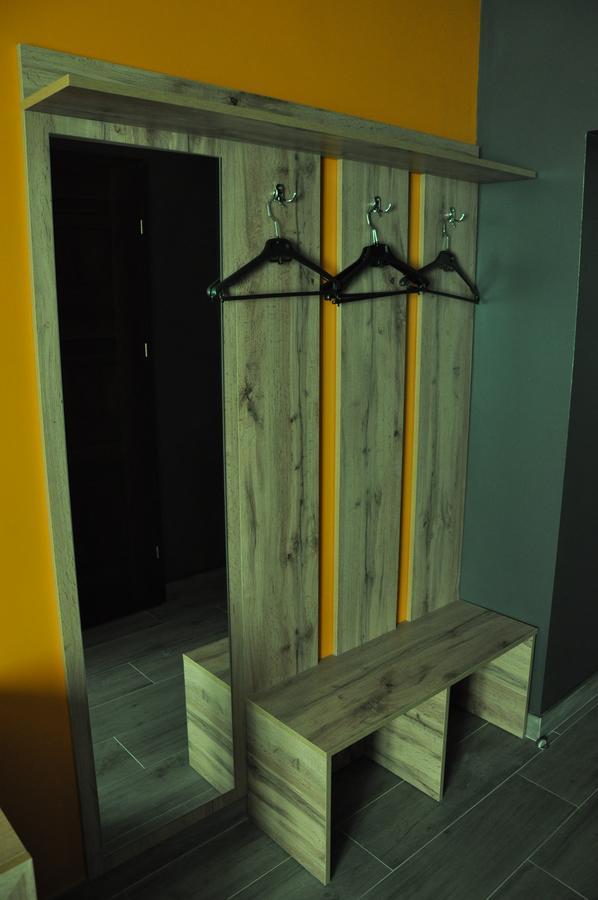 Full House Capsule Hostel Ривне Екстериор снимка