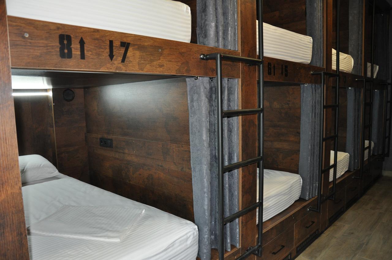 Full House Capsule Hostel Ривне Екстериор снимка Bunk beds in a hostel