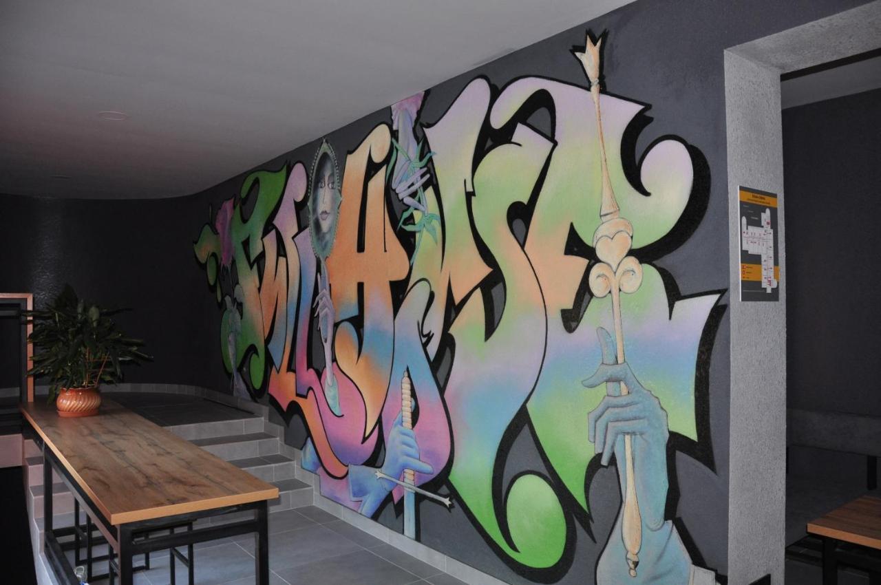 Full House Capsule Hostel Ривне Екстериор снимка A piece by Aroe