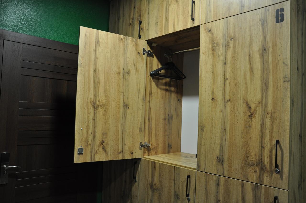 Full House Capsule Hostel Ривне Екстериор снимка A wooden locker