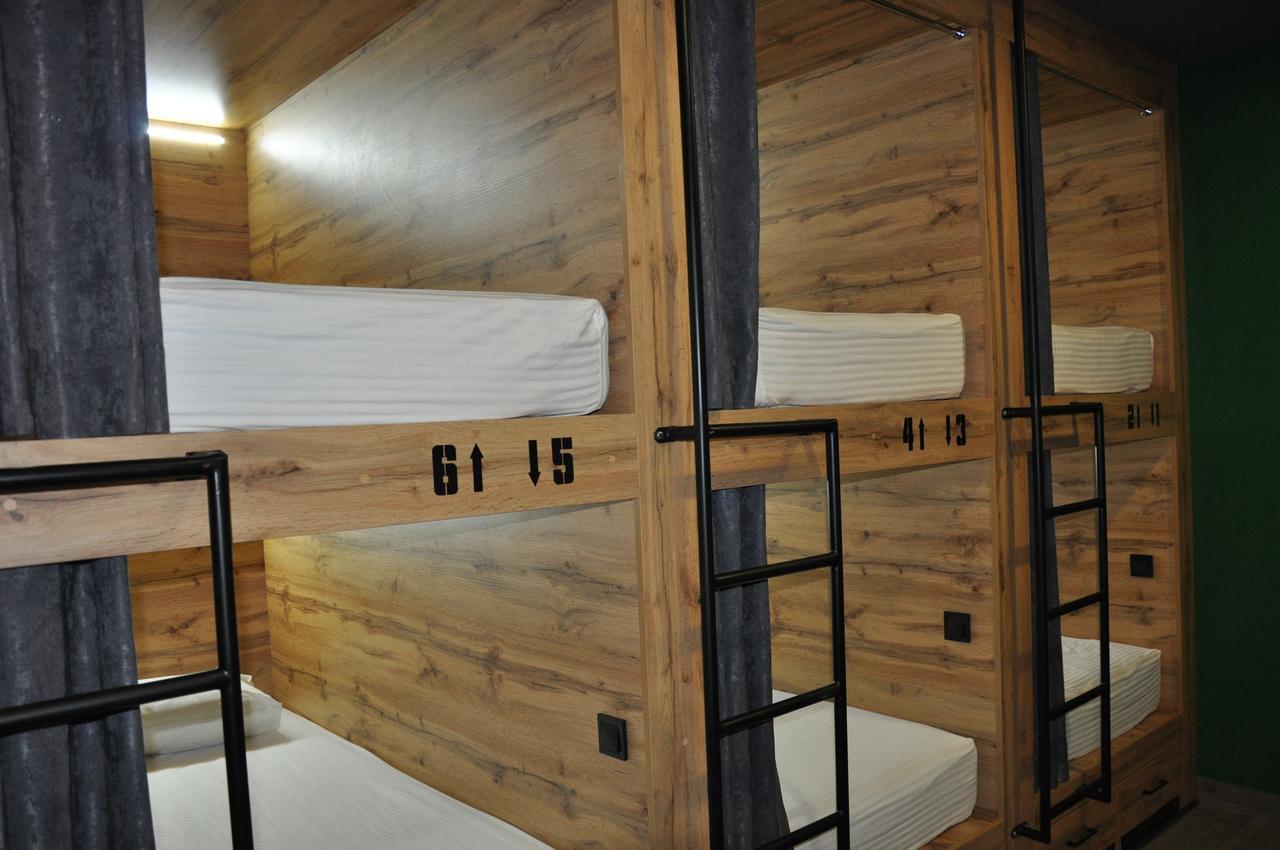Full House Capsule Hostel Ривне Екстериор снимка Bunk beds in a hostel