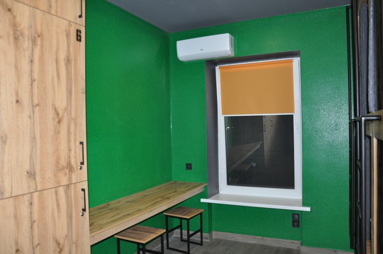 Full House Capsule Hostel Ривне Екстериор снимка A window with a window screen