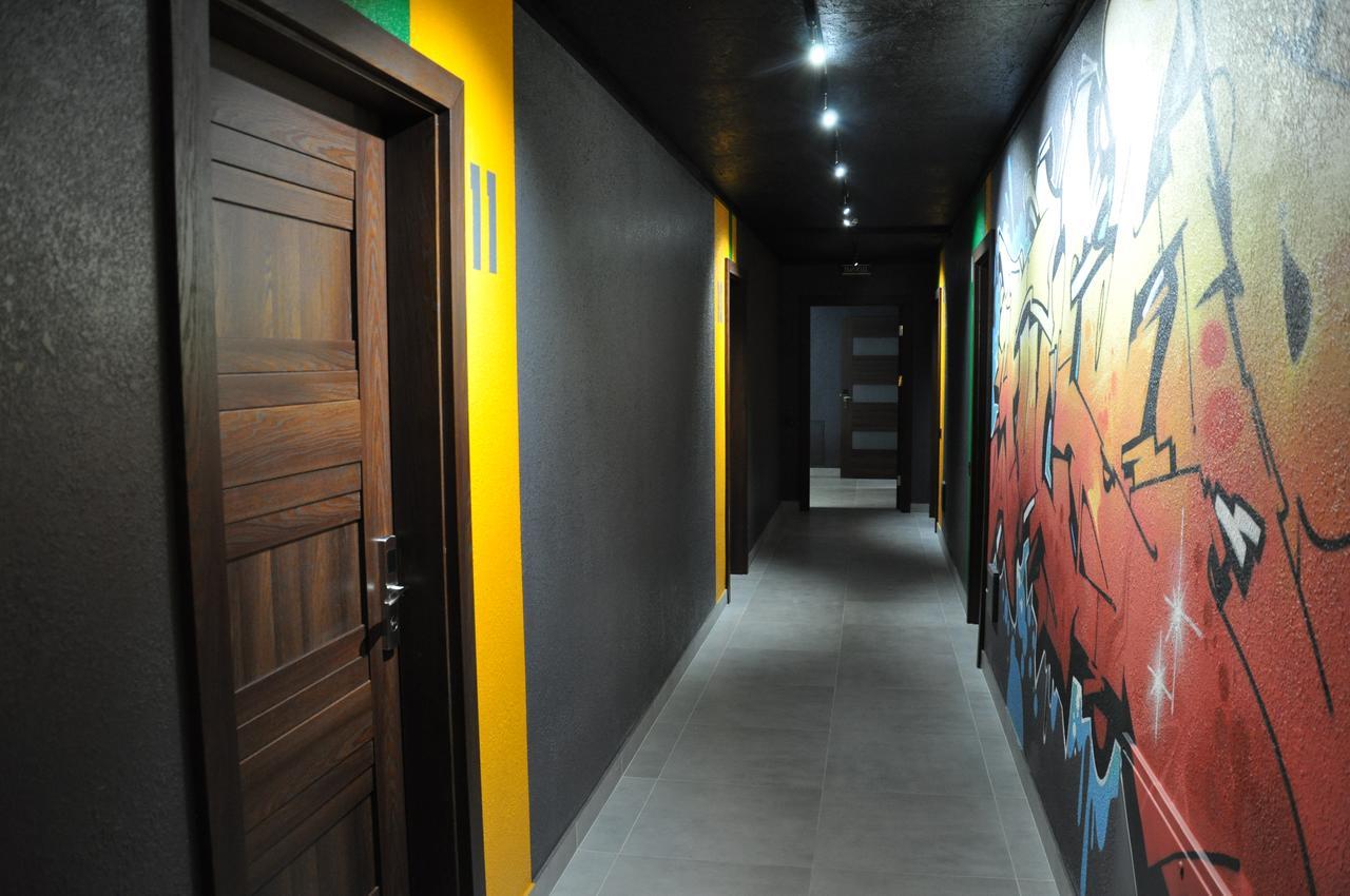 Full House Capsule Hostel Ривне Екстериор снимка Corridor of the hotel