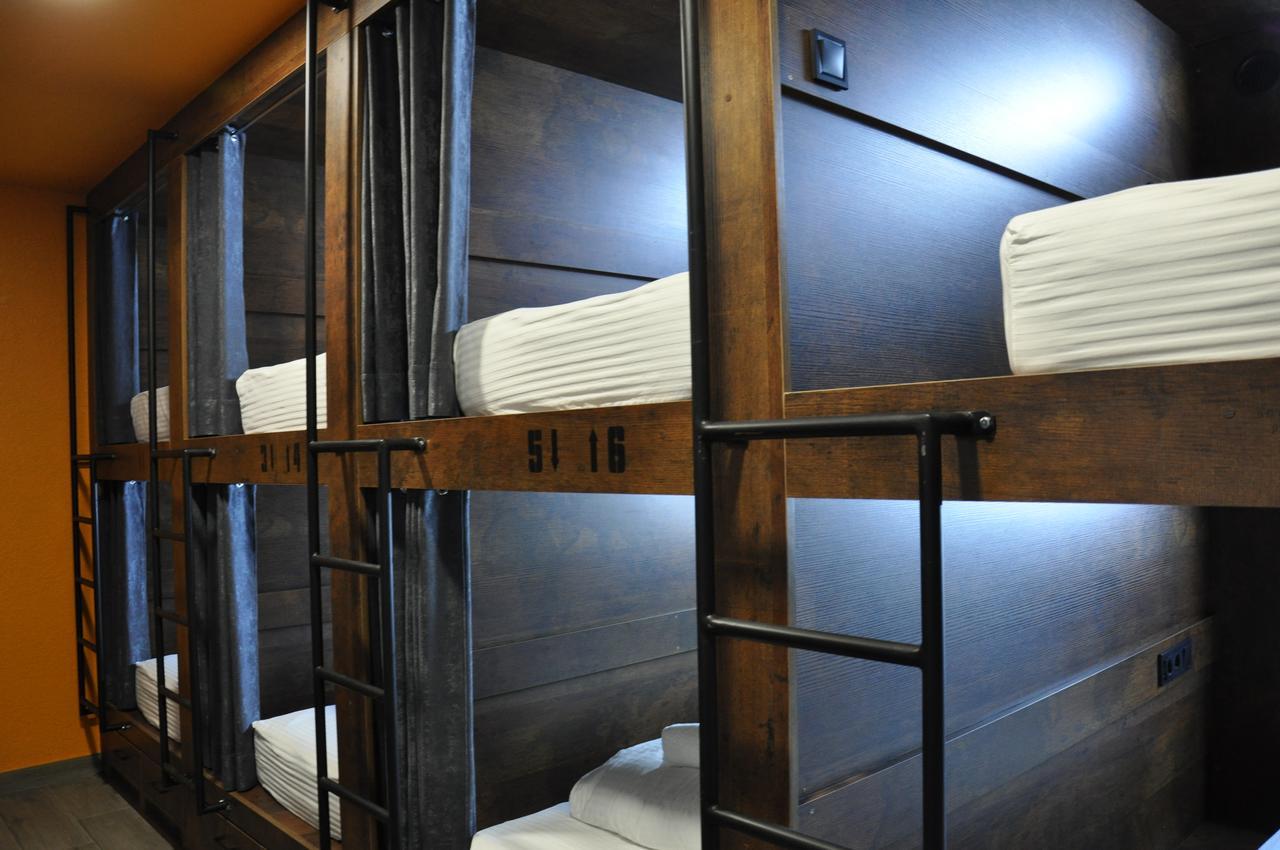 Full House Capsule Hostel Ривне Екстериор снимка A capsule hotel in Tokyo