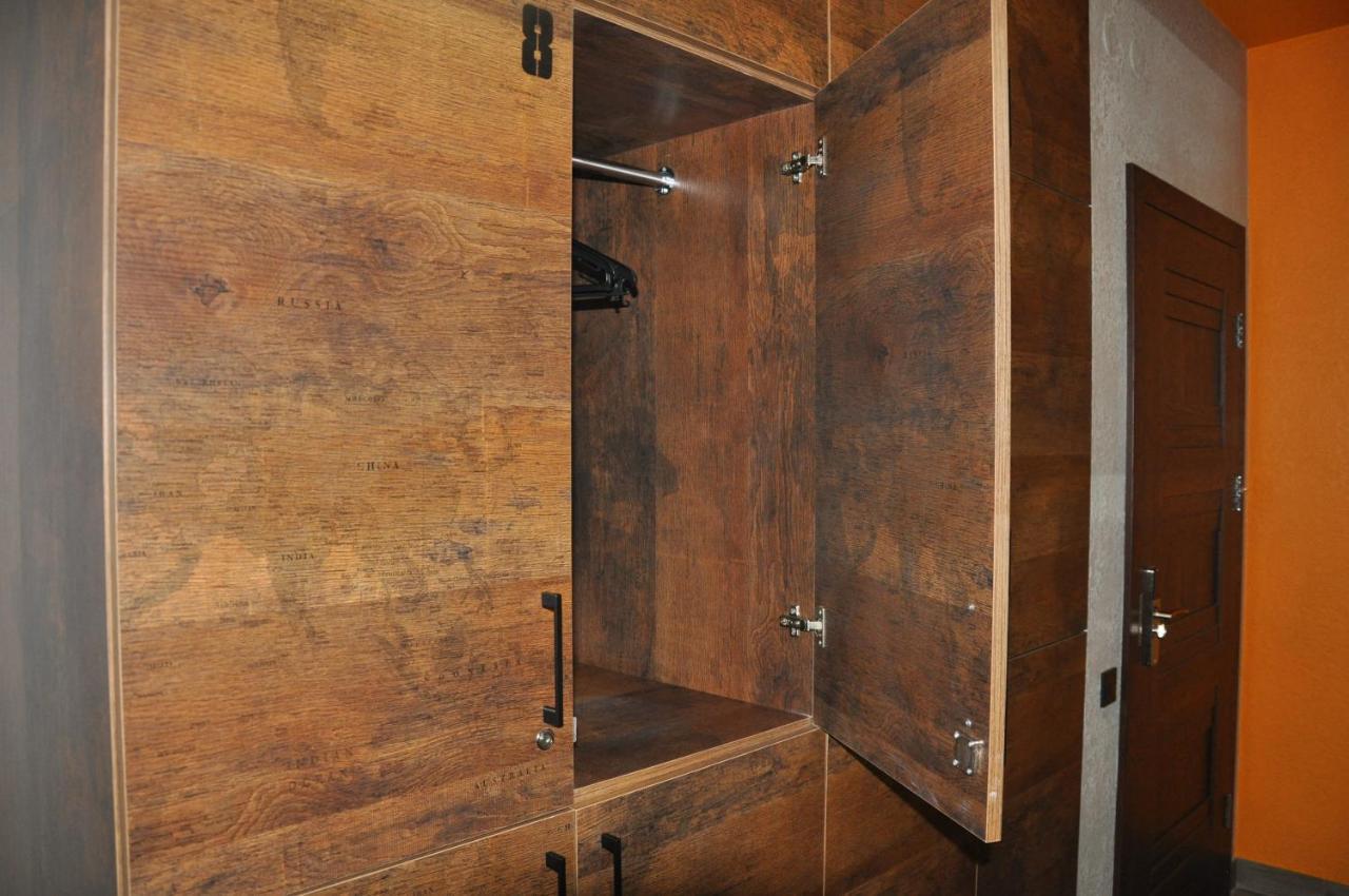 Full House Capsule Hostel Ривне Екстериор снимка A wardrobe