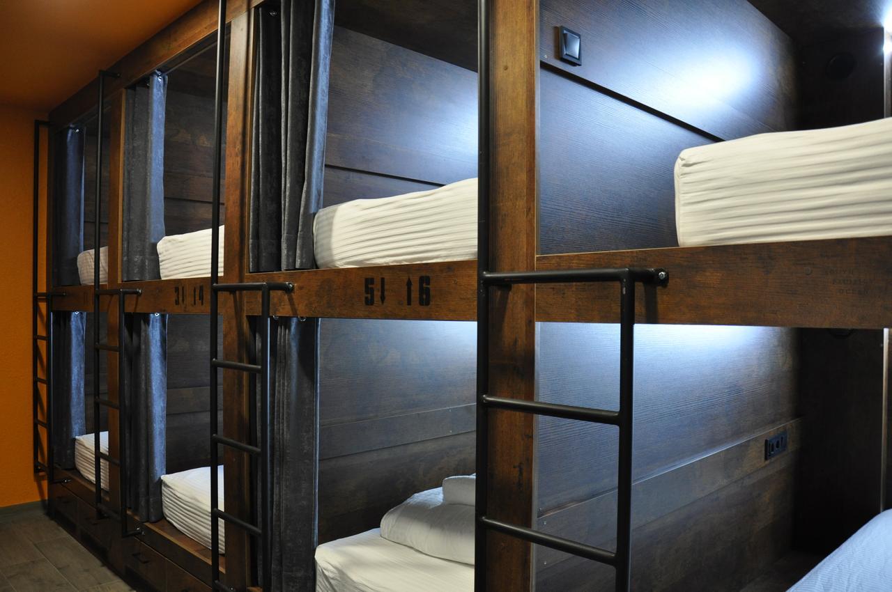 Full House Capsule Hostel Ривне Екстериор снимка A capsule hotel in Tokyo