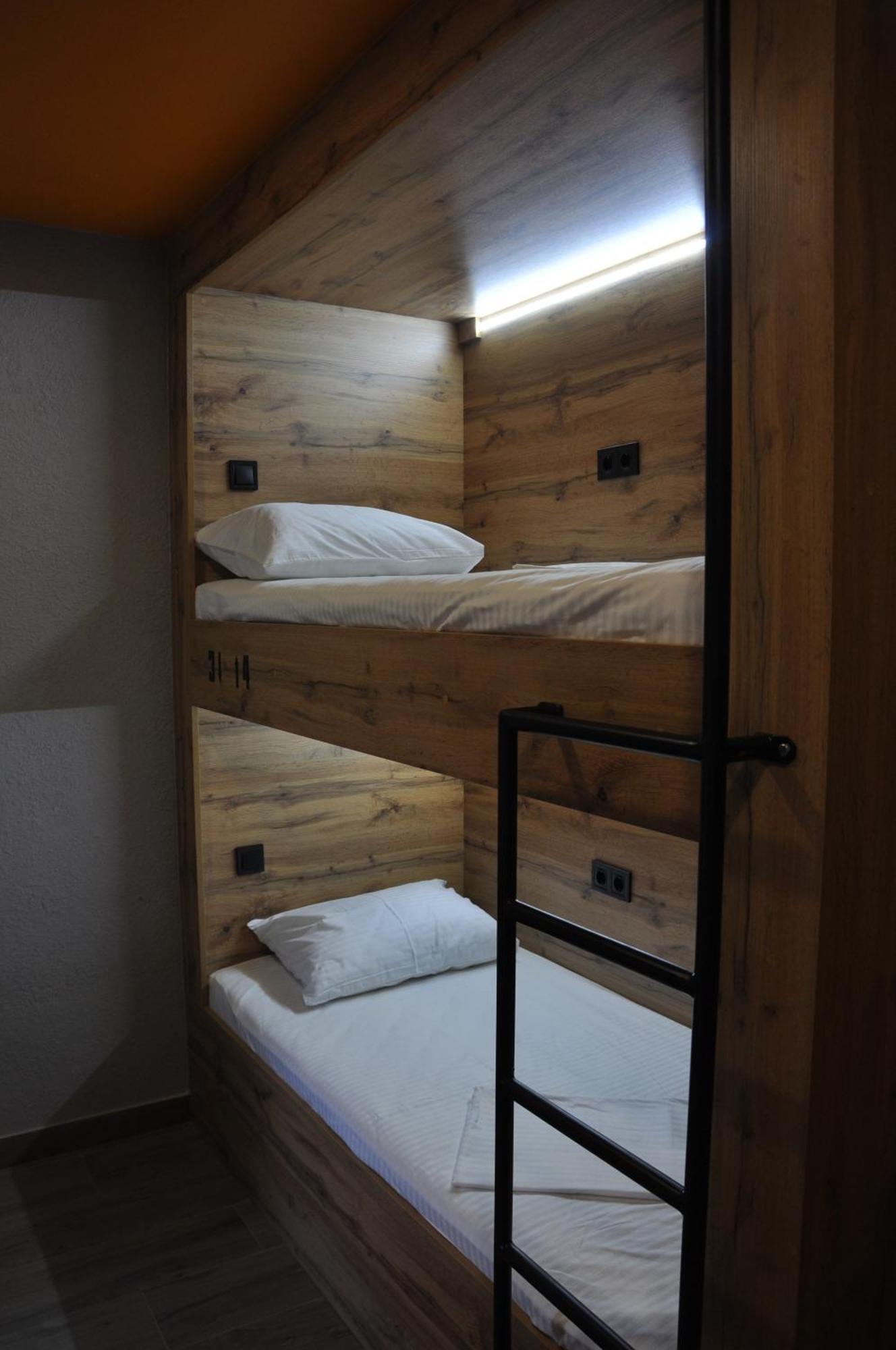 Full House Capsule Hostel Ривне Екстериор снимка Hostel beds