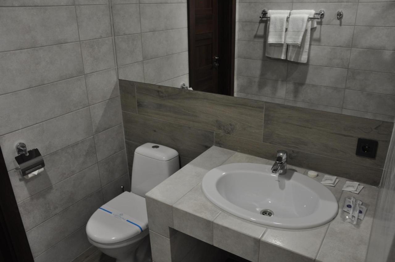 Full House Capsule Hostel Ривне Екстериор снимка Bathroom